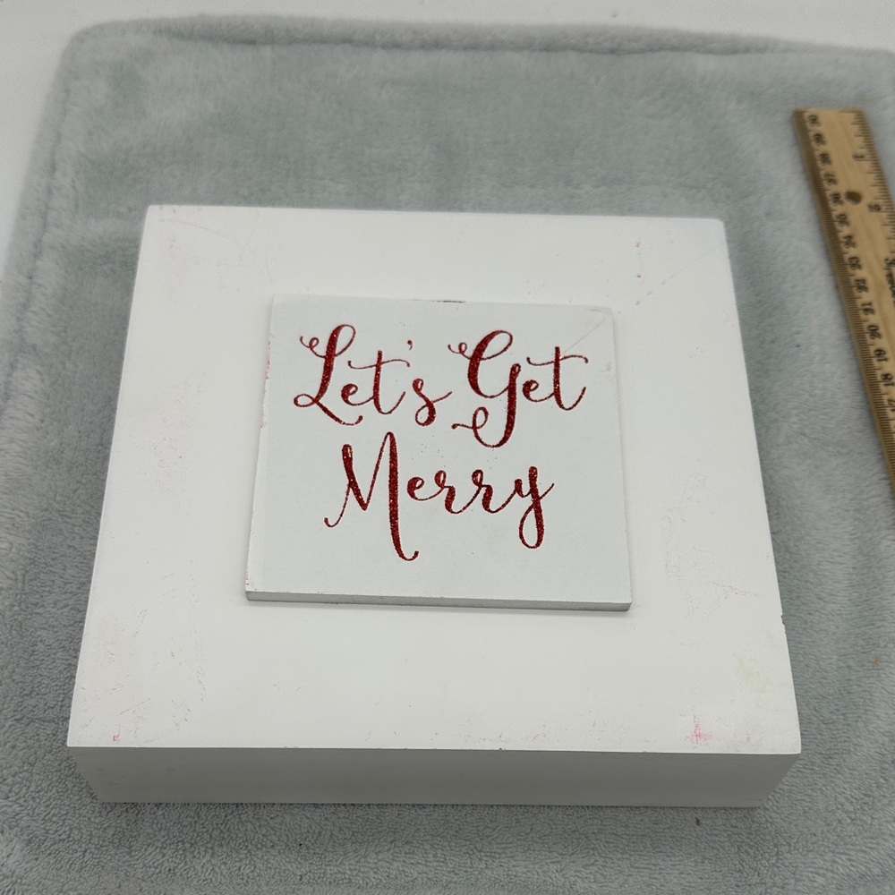 Christmas Decorative Wooden Sign-Featuring Words “Let’s Get Merry”